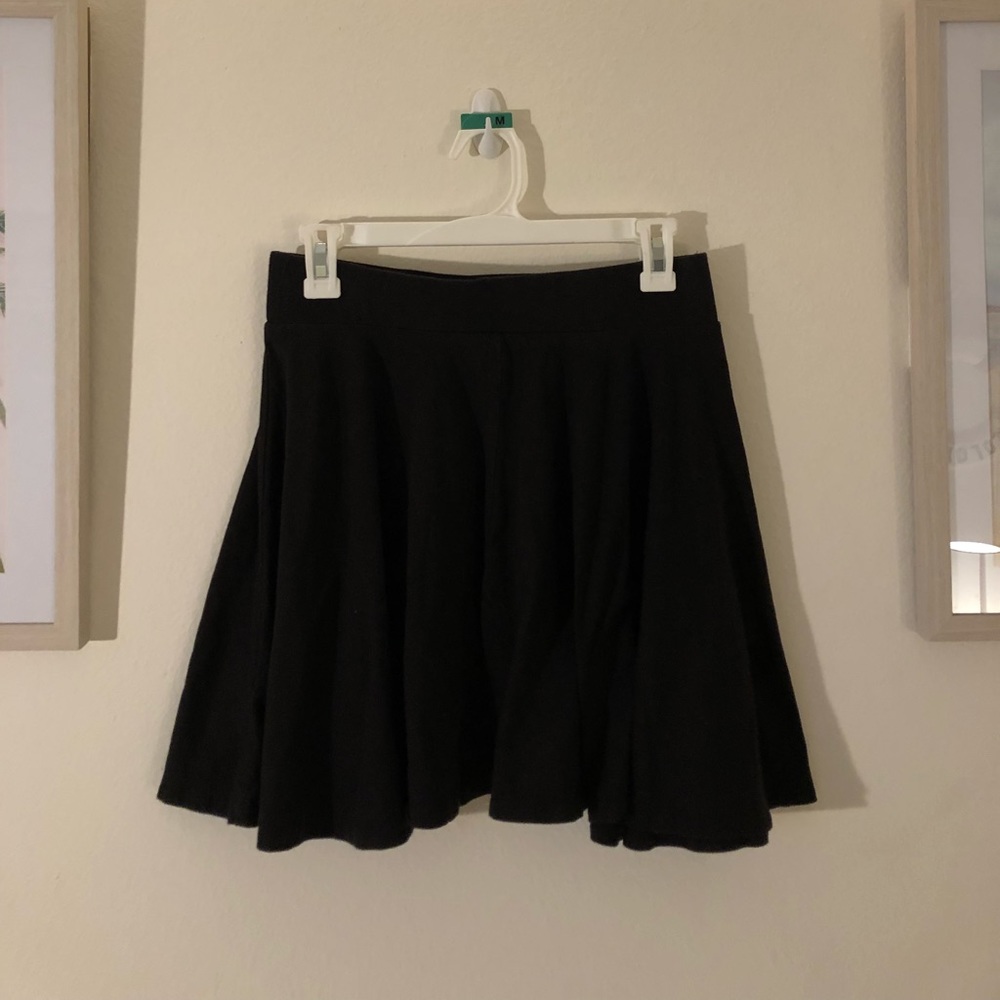 Black causal skirt